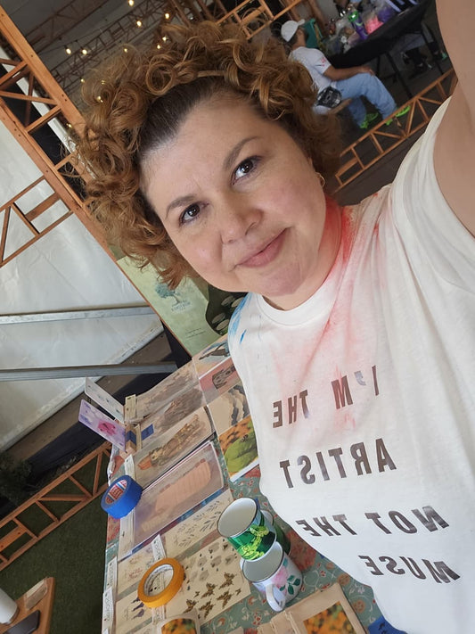 Melissa Campos, artista e ingeniera, participando en una feria para emprendedores, 2026. I'm the artist, not the muse.